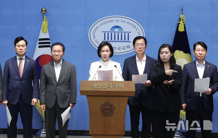 [서울=뉴시스] 조성봉 기자= 이인선 국민의힘 의원이 25일 오전 서울 여의도 국회 소통관에서 열린 '대구·경북 국회의원, 광주전남권 제2국가 반도체 클러스터 추진' 관련 기자회견에서 발언을 하고 있다. 2026.06.25. suncho21@newsis.com