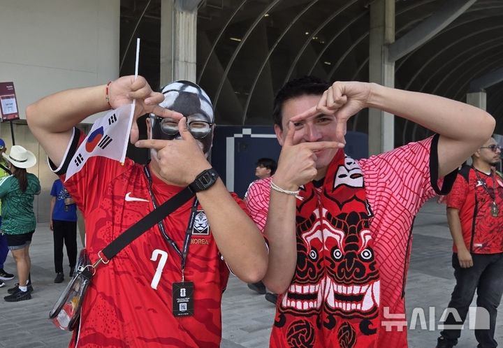 [과달루페(멕시코)=뉴시스] 하근수 기자= 2026 국제축구연맹(FIFA) 북중미 월드컵 조별리그 A조 최종 3차전 한국 대 남아프리카공화국 경기를 보기 위해 몬테레이 스타디움을 찾은 김성윤씨와 폴. 2026.06.25. hatriker22@newsis.com