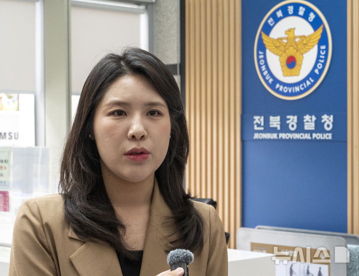 [전주=뉴시스] 김얼 기자 = 공직선거법 위반(제3자 기부행 위 제한) 등 혐의로 경찰 수사를 받고 있는 김슬지 전북도의원이 25일 전북 전주시 전북경찰청에서 조사를 앞두고 기자들의 질의에 답변하고 있다. 2026.06.25. pmkeul@newsis.com