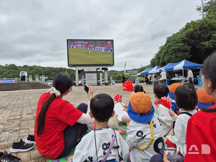[울산=뉴시스] 구미현 기자 =2026 북중미 월드컵 조별리그 A조 3차전 대한민국과 남아프리카공화국의 경기가 열린 25일 울산 문수축구경기장 호반광장에서 어린이집 원아들이 응원을 하고 있다. 2026.6.25 gorgeouskoo@newsis.com