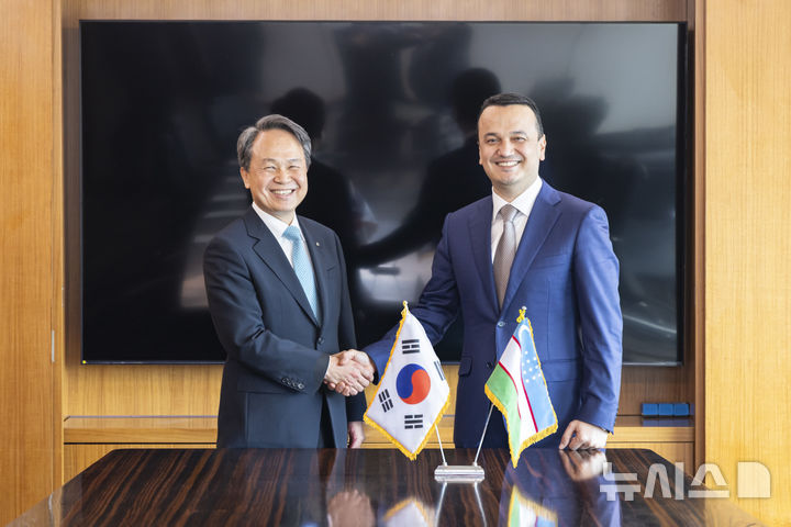 [서울=뉴시스]신한금융그룹(회장 진옥동)은 지난 24일 오후 서울 중구 롯데호텔에서 라지즈 쿠드라토프 우즈베키스탄 투자산업무역부 장관을 비롯한 사절단과 면담을 갖고 양국 간 투자 및 금융 협력 확대 방안에 대해 논의했다고 25일 밝혔다. (사진=신한금융 제공). 2026.06.25. photo@newsis.com 