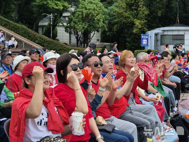 [울산=뉴시스] 구미현 기자 =2026 북중미 월드컵 조별리그 A조 3차전 대한민국과 남아프리카공화국의 경기가 열린 25일 울산 문수축구경기장 호반광장에서 시민들이 응원을 하고 있다. 2026.6.25 gorgeouskoo@newsis.com