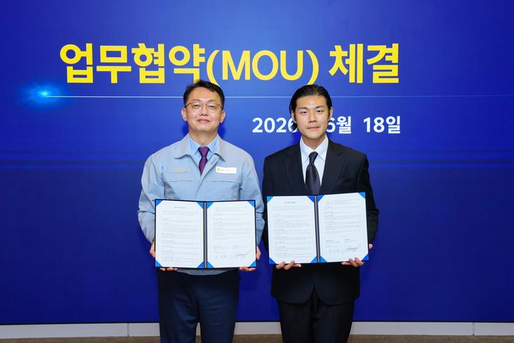 박용열 HD현대중공업 함정사업본부장(왼쪽), 지현규 미부중공업 대표이사(오른쪽). (사진=미부중공업) *재판매 및 DB 금지