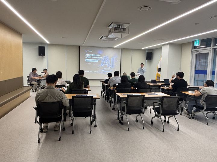 [고성=뉴시스] 국토교통부가 지난 24일 'AI(인공지능) 기반 통합인허가 사전진단 서비스'의 내년 전국 개시에 앞두고 시범운영에 직접 참여한 경남 고성군을 방문해 설명회를 개최하고 현장 의견을 수렴했다. 시범운영에 참여하는 전국 16개 시·군·구를 대상으로 군에서 개최된 설명회 모습. (사진=고성군 제공) 2026.06.25. photo@newsis.com *재판매 및 DB 금지
