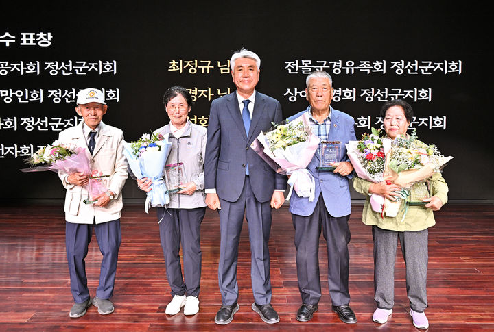 25일 정선군 문화예술회관 3층 공연장에서 열린 ‘6·25전쟁 제76주년 기념식’에서 최승준 정선군수가 표창 유공자들과 기념촬영하고 있다.(사진=정선군 제공) *재판매 및 DB 금지