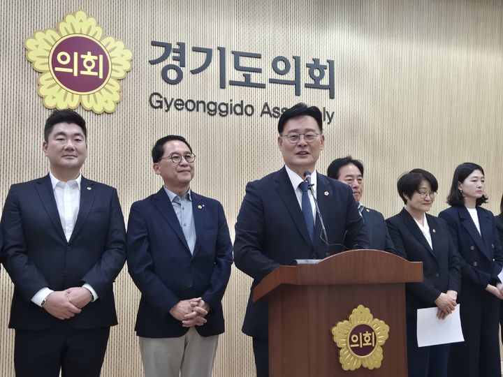 [수원=뉴시스] 이병희 기자 = 최종현 경기도의회 더불어민주당 대표의원이 25일 도의회 브리핑룸에서 퇴임 기자회견을 열고 있다. 2026.06.25. iambh@newsis.com *재판매 및 DB 금지