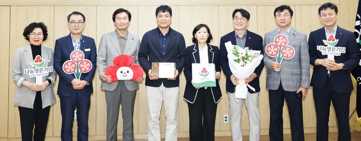 ㈜비에스텍 손유진·최한길 대표, 경산시 3호 나눔명문기업에 가입 (사진=경산시 제공) *재판매 및 DB 금지