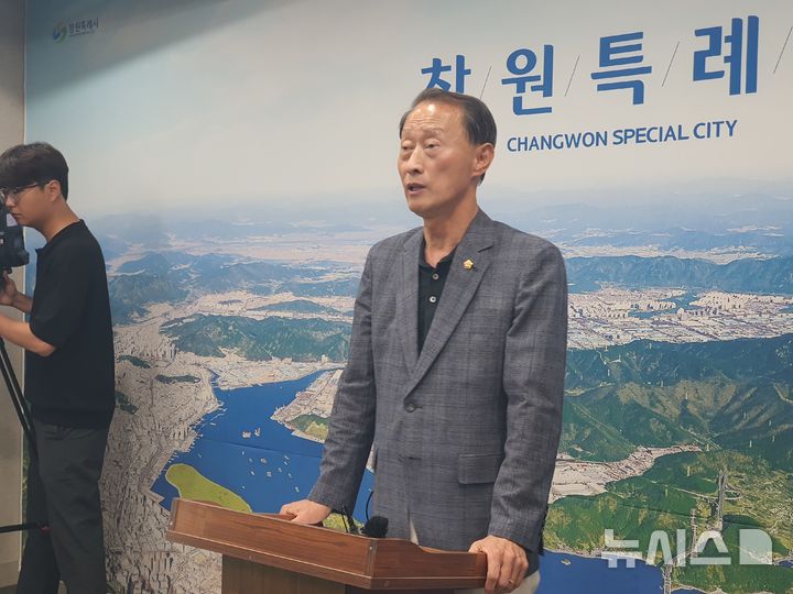 [창원=뉴시스] 강경국 기자 = 손태화 경남 창원시의회 의장이 25일 창원시청 프레스센터에서 인사위원회 무산과 관련해 더불어민주당 의원들을 공무집행방해 혐의로 고발한 후 기자회견을 열고 있다. 2026.06.25. kgkang@newsis.com
