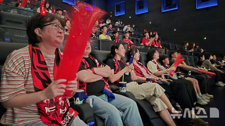 [청주=뉴시스] 박은수 기자 = 2026 북중미 월드컵 대한민국과 남아프리카공화국의 조별리그 3차전이 열린 25일 오전 청주시 커넥트현대 메가박스에서 한 시민이 경기종료 직전 초조한 표정을 짓고 있다. 2026.06.25. mercurypark@newsis.com