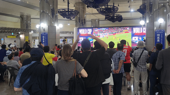 [인천=뉴시스] 최유리 인턴기자 = 2026 FIFA 북중미 월드컵 3차 예전선 추가 연장시간, 대한민국의 슛을 남아공 골키퍼가 막자 아쉬워하는 시민들 *재판매 및 DB 금지