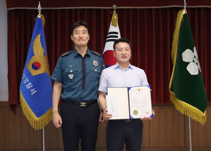 [대구=뉴시스] 대구성서경찰서는 신천대로를 배회하던 치매 노인을 발견하고 안전하게 보호한 시민 A씨에게 감사장을 수여했다. (사진=대구성서경찰서 제공) 2026.06.25. photo@newsis.com *재판매 및 DB 금지