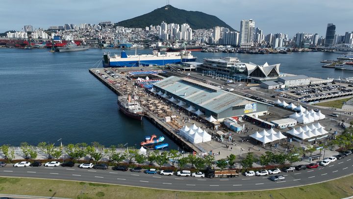 [부산=뉴시스] 부산항 1부두에서 열린 해양 미식 관광 콘텐츠 '포트빌리지 부산 2026'. (사진=푸드트래블 제공) 2026.06.25. photo@newsis.com *재판매 및 DB 금지