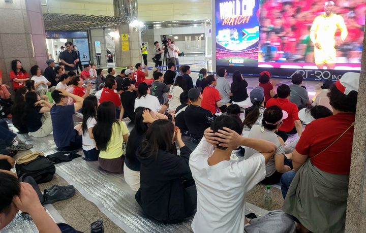 [인천=뉴시스] 최유리 인턴기자 = 2026 FIFA 북중미 월드컵 3차 예전선 후반 18분. 남아공 타펠로 마세코 선수에게 실점하자 시민들이 머리를 감싸고 있다. *재판매 및 DB 금지