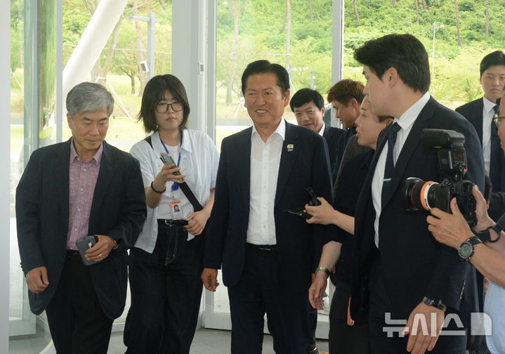 [정읍=뉴시스] 김얼 기자 = 정청래 전 더불어민주당 당대표가 25일 전북 정읍시 아우름캠퍼스에서 열린 더불어민주당 전북특별자치도당 당선인 워크숍에 참석해 장내로 들어서고 있다. 2026.06.25. pmkeul@newsis.com