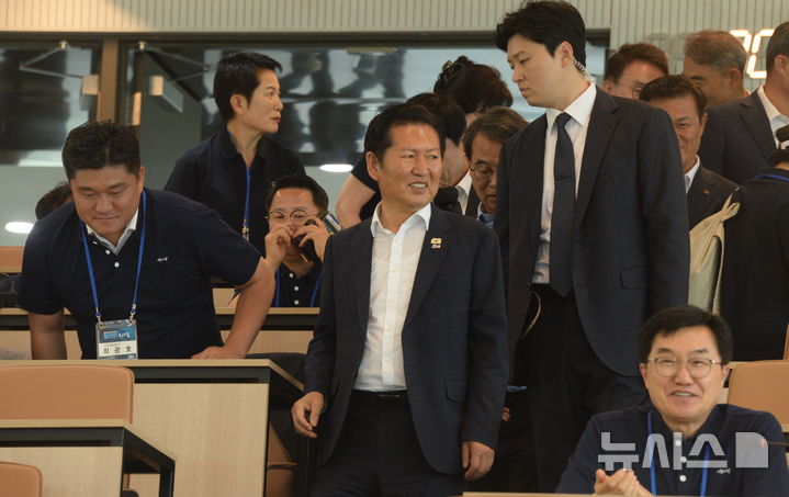 [정읍=뉴시스] 김얼 기자 = 정청래 전 더불어민주당 당대표가 25일 전북 정읍시 아우름캠퍼스에서 열린 더불어민주당 전북특별자치도당 당선인 워크숍에 참석해 장내로 들어서고 있다. 2026.06.25. pmkeul@newsis.com