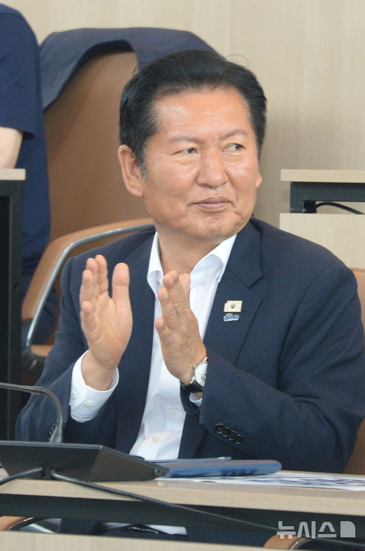 [정읍=뉴시스] 김얼 기자 = 정청래 전 더불어민주당 당대표가 지난 25일 전북 정읍시 아우름캠퍼스에서 열린 더불어민주당 전북특별자치도당 당선인 워크숍에 참석해 박수를 치고 있다. 2026.06.25. pmkeul@newsis.com