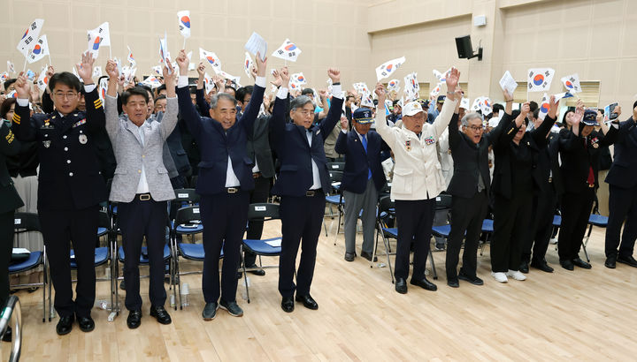 [고창=뉴시스] 25일 고창군보훈회관에서 열린 '제76주년 6·25 참전 기념행사'. 참석자들이 태극기를 흔들며 만세를 외치고 있다. (사진=고창군 제공) 2026.06.25. photo@newsis.com&nbsp; *재판매 및 DB 금지