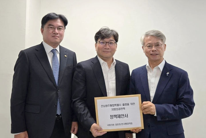 [광주=뉴시스] 25일 더불어민주당 정준호(왼쪽 첫번째) 국회의원이 민형배(왼쪽 세번째) 전남광주통합특별시장 당선인에게 '지방성공전략 정책제안서'를 전달하고 있다. (사진 = 정준호 의원실 제공) 2026.06.25. photo@newsis.com *재판매 및 DB 금지