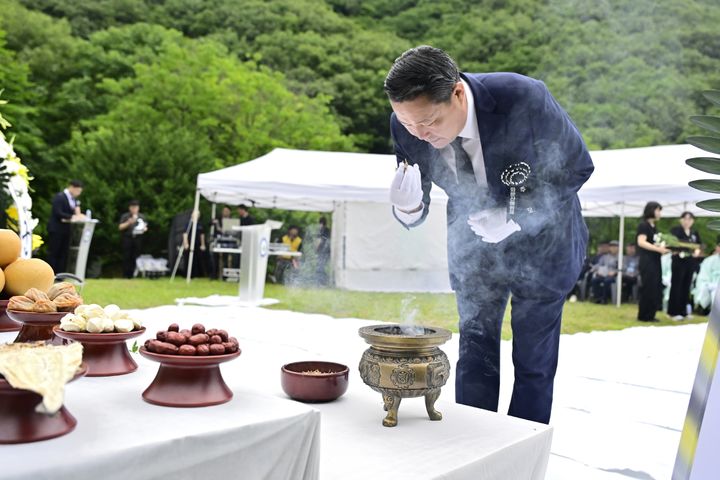 [순창=뉴시스] 25일 순창군 구림면 회문산 비목공원에서 열린 '제21회 회문산 해원제', 최영일 군수가 희생자 묘역에 참배하고 있다. *재판매 및 DB 금지