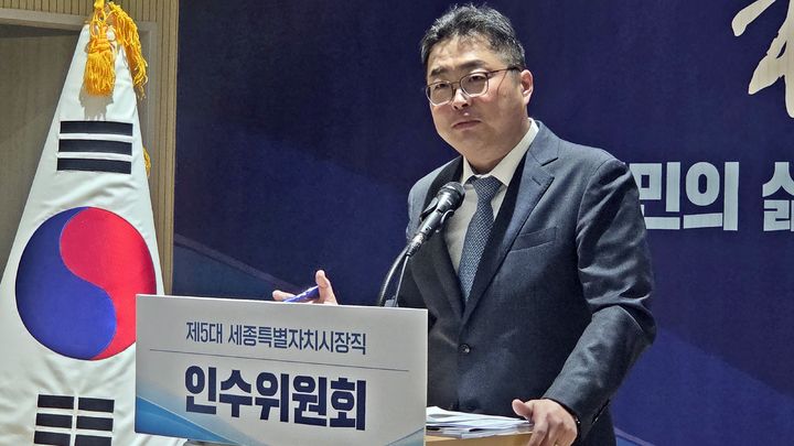 [세종=뉴시스] 송승화 기자 = 25일 집현동 세종시장인수위원회 사무실에서 기자회견하는 박성수 인수위 부위원장. 2026.06.25. photo@newsis.com. *재판매 및 DB 금지