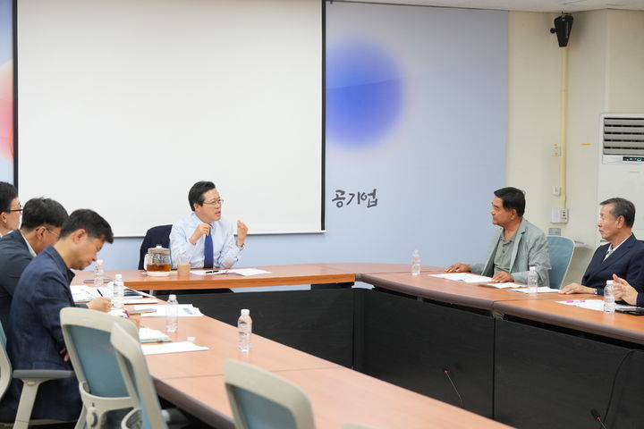 [천안=뉴시스] 장기수 천안시장 당선인이 지난 24일 지역 버스업계와 간담회를 가졌다. (사진=천안대전환준비위원회 제공) 2026.06.25 photo@newsis.com *재판매 및 DB 금지