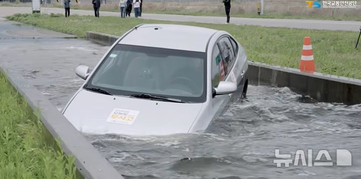 [서울=뉴시스] 차량 침수 실험 영상. (자료= 한국교통안전공단 제공) photo@newsis.com