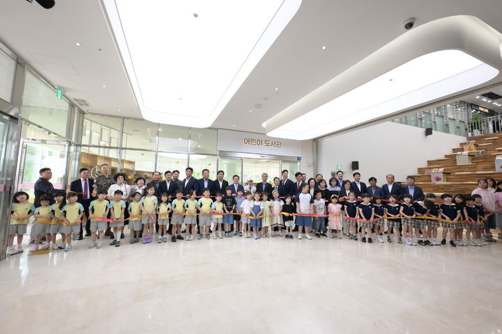 [논산=뉴시스]논산시는 25일 백성현 시장을 비롯한 지역 주요 기관 및 단체장, 시의원, 관계자, 시민 등 200여 명이 모인 가운데 논산미래광장 개관식을 가졌다. 2026. 06. 25 photo@newsis.com *재판매 및 DB 금지