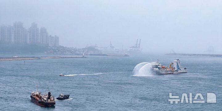 [서울=뉴시스] 해양환경공단은 지난 24일 부산항 국제크루즈터미널 인근 해상에서 해양오염사고 대비 민·관 해상 합동훈련을 실시했다.