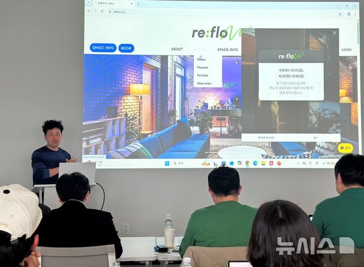 [제주=뉴시스] 김수환 기자 = 3월30일 제주 워케이션 센터 아일랜드 워크랩 함덕에서 제주 워케이션 민간 파트너사의 네트워킹 데이 행사가 진행된 가운데 한 참가자가 발표하고 있다. 2026.06.25. notedsh@newsis.com