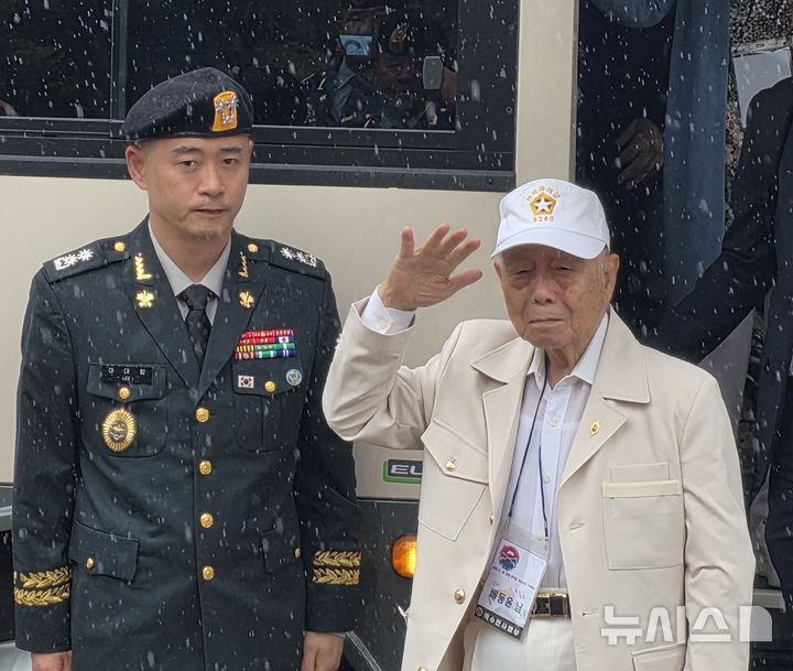 [이천=뉴시스] 신정훈 기자 = 배동윤 옹이 차량에서 내려 특전사 장병들에게 경례를 하고 있다. 2026.6.25. gs5654@newsis.com
