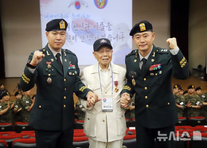 [이천=뉴시스] 배동윤 옹이 훈장 수여식을 마친 후 후배 특전사 장병들과 기념촬영을 하고 있다. (사진=육군 특전사령부 제공) 2026.06.25.photo@newsis.com 