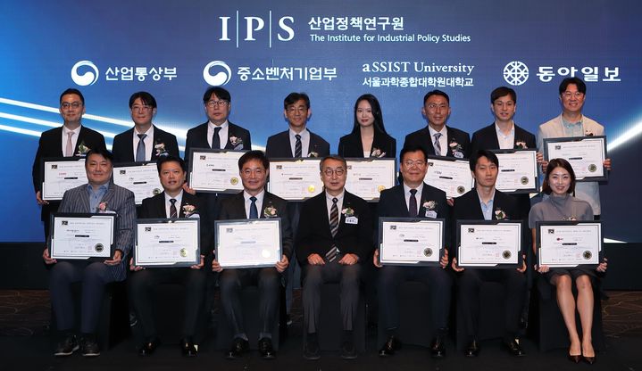 [세종=뉴시스] 한국서부발전은 지난 24일 서울 서초 엘타워에서 열린 '2026 국가서비스대상 시상식'에서 전력 인공지능 전환 혁신 부문, 청년 자립 지원 부문, 안전경영 시스템 부문 대상을 수상했다고 25일 밝혔다. (사진=서부발전 제공) 2026.06.25. photo@newsis.com *재판매 및 DB 금지