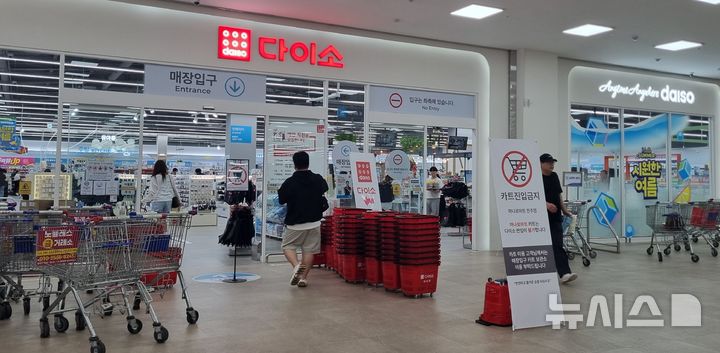 [전주=뉴시스]윤난슬 기자 = 농협유통은 리뉴얼을 마친 하나로마트 전주점이 고객 증가와 국내산 농축수산물 판매 확대를 바탕으로 지역 상생 유통 모델로 자리 잡고 있다고 25일 밝혔다. (사진=전북농협 제공) photo@newsis.com 
