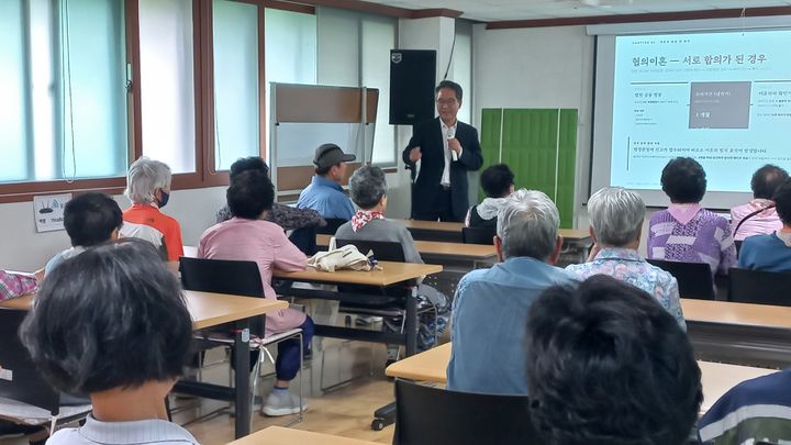 [합천=뉴시스] 합천댐노인복지관, 어르신 대상 법률교육 및 법률상담. (사진=합천군 제공) 2026.06.25. photo@newsis.com *재판매 및 DB 금지