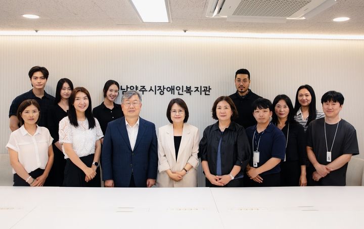 남양주시장애인복지관과 대경대학교, 경기장애인부모연대 남양주시지회 관계자들이 업무협약 체결 후 기념촬영을 하고 있다. (사진=남양주시 제공) photo@newsis.com *재판매 및 DB 금지