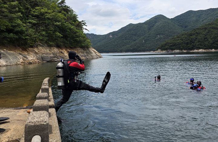 [전주=뉴시스] 전북특별자치도소방본부는 지난 15일부터 10일간 전북 지역 주요 댐·호수 등에서 수난사고 대비 특별구조훈련을 진행했다고 25일 밝혔다. 119특수대응단 특수구조대원이 훈련을 위해 물가로 뛰어드는 모습. (사진=전북도소방본부 제공) 2026.06.25. photo@newsis.com *재판매 및 DB 금지