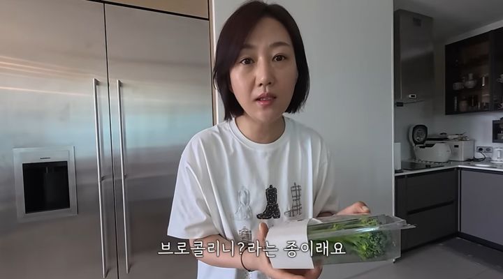 [서울=뉴시스] 최근 가수 장윤정이 자신의 유튜브 채널에서 브로콜리니를 먹는 모습을 공개했다. (사진=유튜브 '장공장장윤정' 캡처)