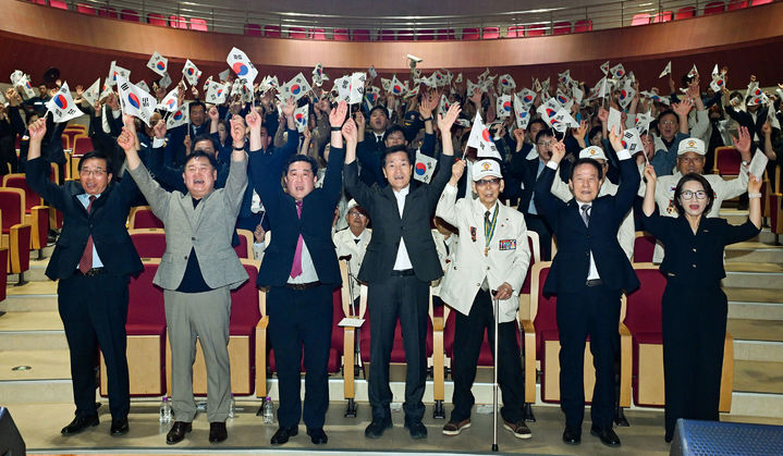 [밀양=뉴시스] 제76주년 6·25 전쟁 기념식 참석자들이 만세삼창을 외치고 있다. (사진=밀양시 제공) 2026.06.25. photo@newsis.com *재판매 및 DB 금지