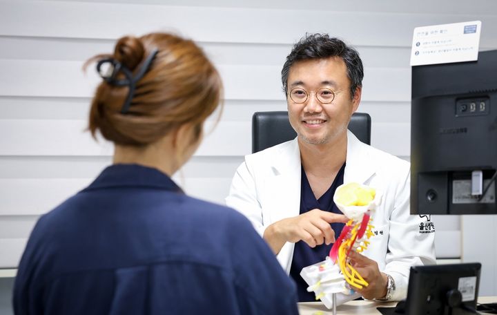 [울산=뉴시스] 울산병원 정형외과 이근우 과장. (사진=병원 제공) 2026.06.25. photo@newsis.com. *재판매 및 DB 금지