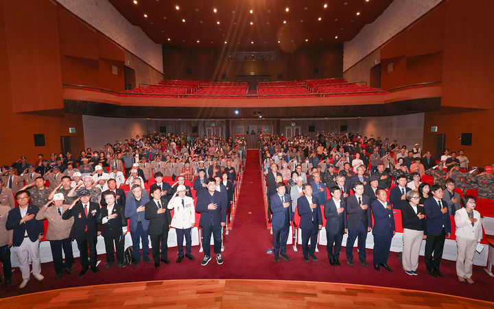 25일 삼척시 문화예술회관 대공연장에서 ‘6·25전쟁 제76주년 기념식’이 참전유공자와 보훈대상자, 유족, 기관·단체장, 시민 등 1000여 명이 참석한 가운데 열리고 있다.(사진=삼척시 제공) *재판매 및 DB 금지