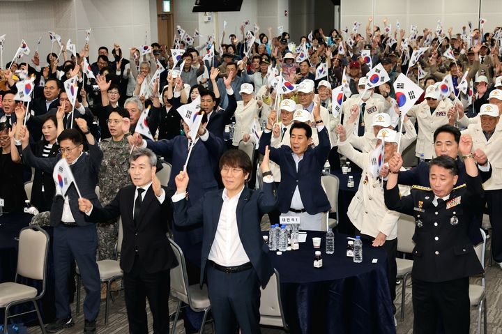 [양산=뉴시스] 제76주년 6·25전쟁 기념행사 참석자들이 만세삼창을 하고 있다. (사진= 양산시 제공) 2026.06.25. photo@newsis.com *재판매 및 DB 금지
