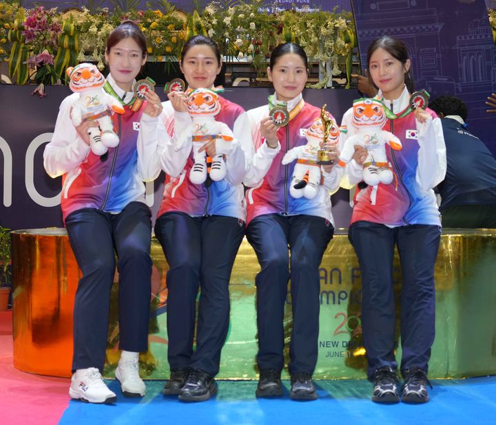 [서울=뉴시스] 임태희(왼쪽부터), 이혜인, 송세라, 양승혜로 구성된 한국 여자 에페 대표팀이 24일(현지 시간) 인도 뉴델리에서 열린 2026 아시아선수권대회 여자 에페 단체전에서 금메달을 차지한 뒤 기념사진을 찍고 있다. (사진=대한펜싱협회 제공) 2026.06.25. *재판매 및 DB 금지