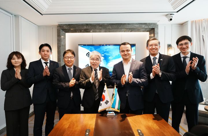 [세종=뉴시스] 한국지역난방공사는 25일 서울 롯데호텔에서 라지즈 쿠드라토프 우즈베키스탄 투자산업통상부 장관을 비롯한 대표단과 면담하고 양국 간 에너지 분야 협력 확대 방안을 논의했다고 밝혔다. (사진=한난 제공) 2026.06.25. photo@newsis.com *재판매 및 DB 금지
