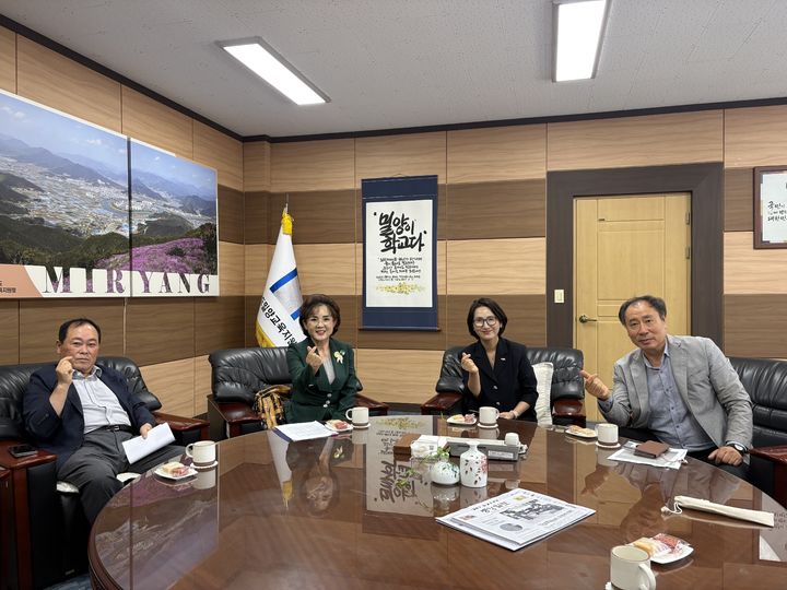 [밀양=뉴시스] 경남 밀양교육지원청이 관내 폐지중학교(상동·초동·청도중)의 동창회 대표들을 초청해 기념촬영을 하고 있다. (사진=밀양교육지원청 제공) 2026.06.25. photo@newsis.com *재판매 및 DB 금지