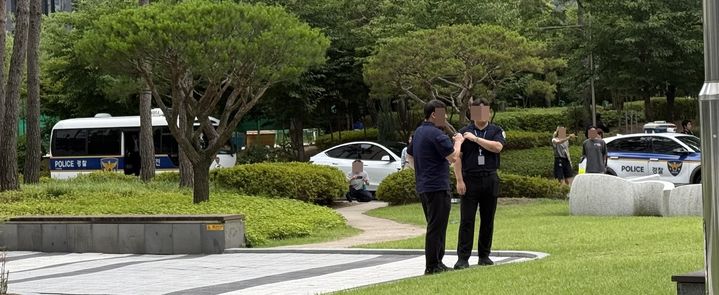 수원지법에 폭발물을 설치했다는 글이 올라와 경찰이 법원에 출동한 모습. (사진=독자 제공) *재판매 및 DB 금지