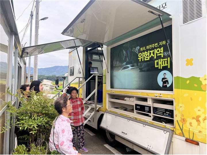 [광주=뉴시스] 광주기상청 이동장터 활용 폭염 영향예보 전달 서비스. (사진=광주기상청 제공) 2026.06.25. photo@newsis.com *재판매 및 DB 금지