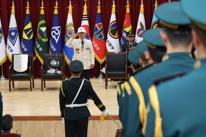 [전주=뉴시스] 25일 전북 전주시 전주생명과학고등학교에서 진행된 통합 호국보훈행사 현장에서 생명과학고를 졸업한 6·25 참전용사 전병윤씨가 경례로 인사하고 있다. (사진=제35보병사단 제공) 2026.06.25. photo@newsis.com *재판매 및 DB 금지