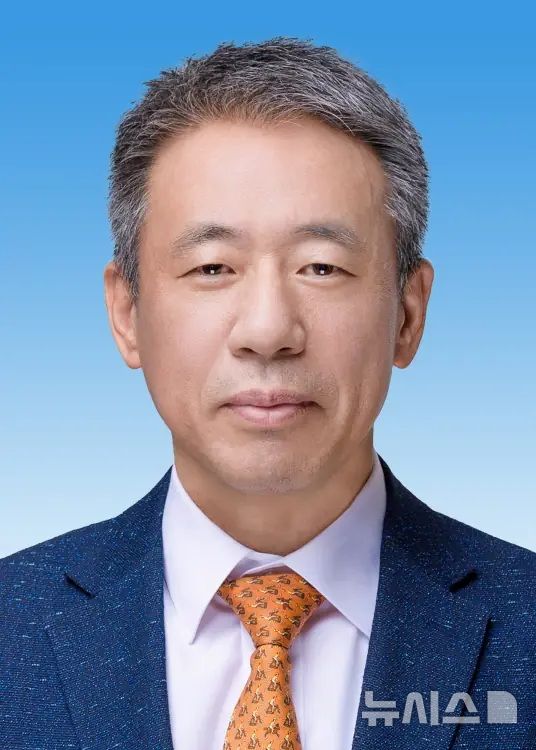 [베이징=뉴시스] 중국공산당 중앙기율검사위원회·국가감찰위원회는 24일 볜즈강 국가국방과학기술공업국 부국장이 심각한 기율 위반 및 불법 행위 혐의로 조사를 받고 있다고 밝혔다고 현지 매체들이 보도했다. 사진은 조사를 받고 있는 볜 부국장.(사진=중국 바이두 갈무리) *DB 및 재판매 금지 2026.06.25 photo@newsis.com