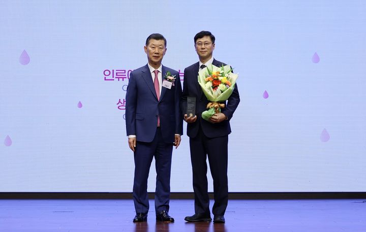 [서울=뉴시스] 지난 12일 ‘2026년 헌혈자의 날 기념식’에서 김홍국 대한적십자사 회장 직무대행(왼쪽)과 심병화 한미사이언스 경영관리본부 부사장이 표창 수여 후 기념촬영을 하고 있다. (사진=한미그룹 제공) 2026.06.25. photo@newsis.com *재판매 및 DB 금지