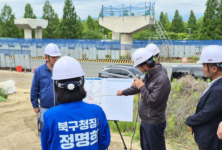 [부산=뉴시스] 정명희 부산 북구청장 당선인이 25일 부산 북구 화명동 금곡과선교 회전교차로 공사 현장을 방문해 부산시와 감리사인 유신으로부터 공사 진행 상황과 준공 일정 등을 보고받고 있다. (사진=부산 북구청장 당선인 정명희 인수위원회 제공) 2026.06.25 photo@newsis.com *재판매 및 DB 금지